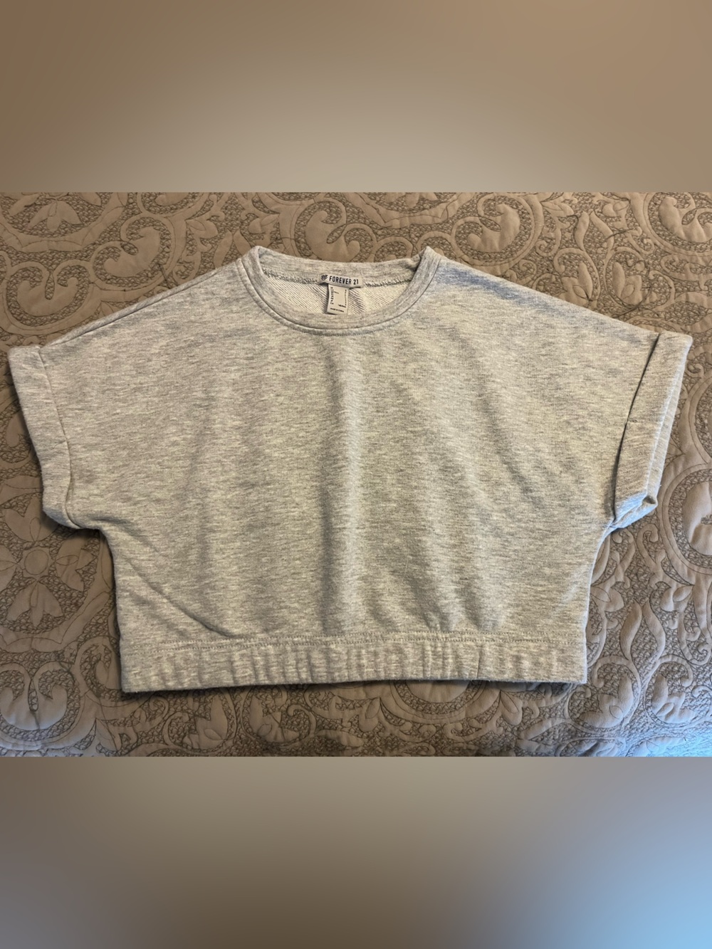 Cropped grey tee